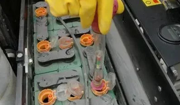 90%的人竟然不知道，，，叉车蓄电池要加水？？？