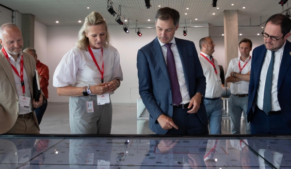 E世博esball集团接待比利时宰衡ALEXANDER DE CROO和副宰衡VINCENT VAN QUICKENBORNE来访旅行总部